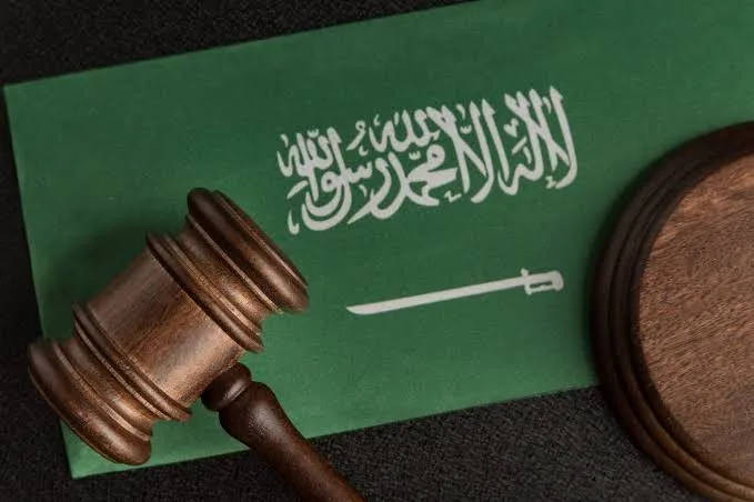 حقوقك في نظام العمل السعودي 2025: العقد وفترة التجربة والإجازات